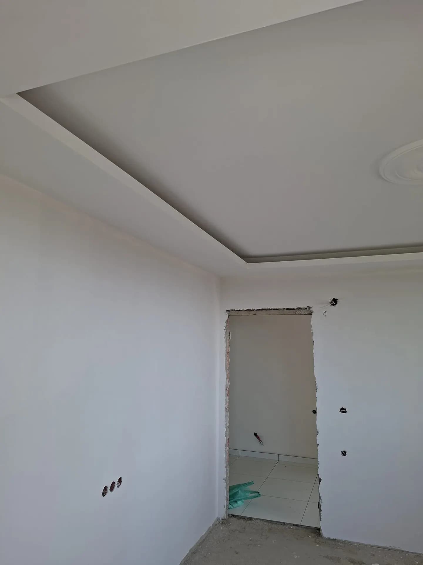 Merkez aksına göre hazırlanmış simetrik alçıpan tavan formu
