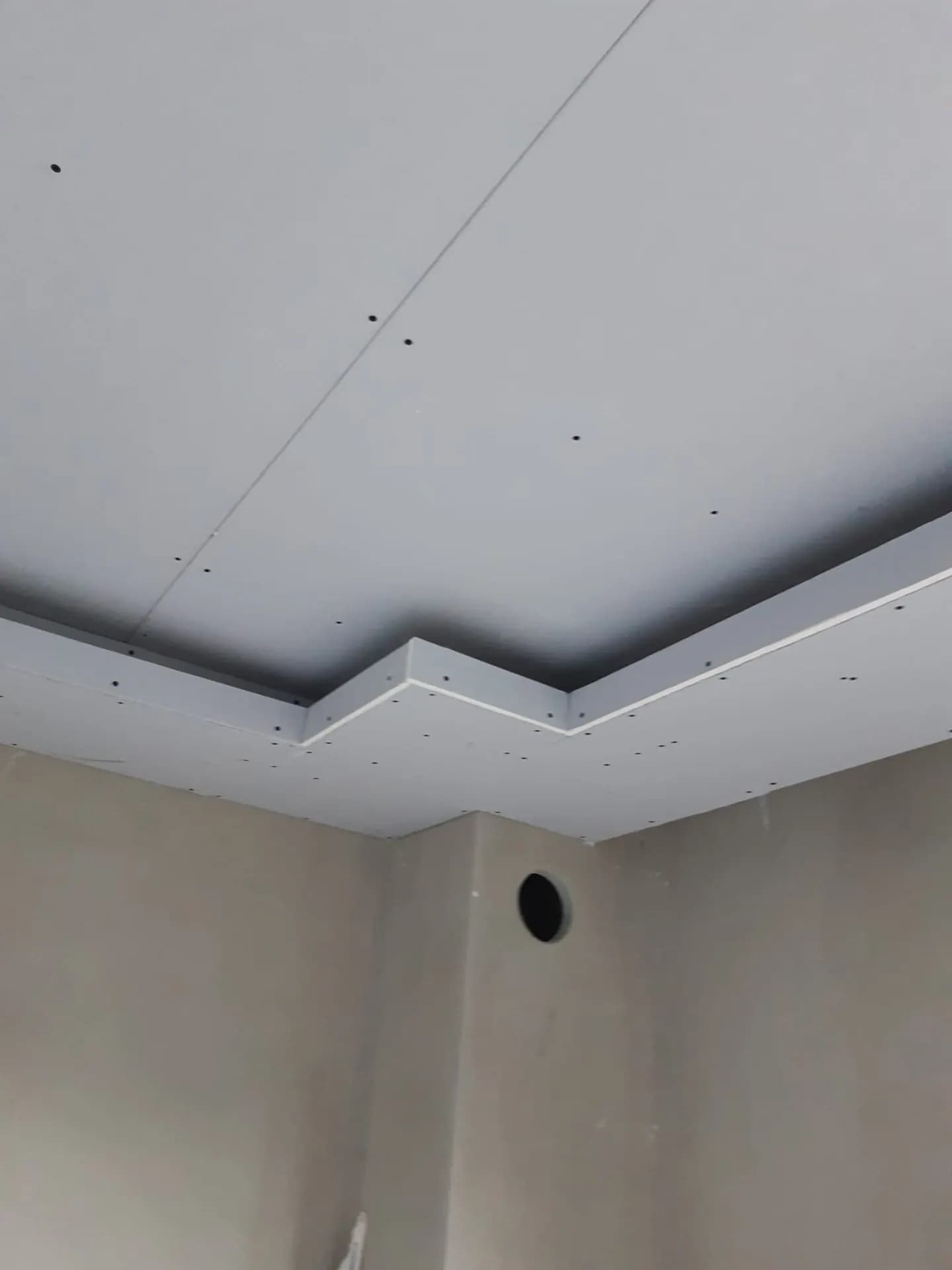 Seramik işini tamamlayan geometrik alçıpan tavan